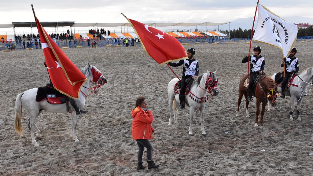 Ata sporu ciritin müsabakalarını ‘Dadaş’ kadın hakemler yönetiyor
