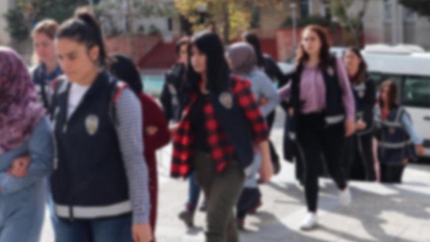 İzmir’de FETÖ’nün emniyet mahrem kadın yapılanması soruşturmasında 32 kişi gözaltına alındı