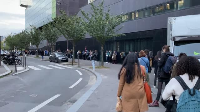 Fransa’da üniversiteliler gıda ihtiyaçlarını karşılamak için uzun kuyruklarda bekliyor