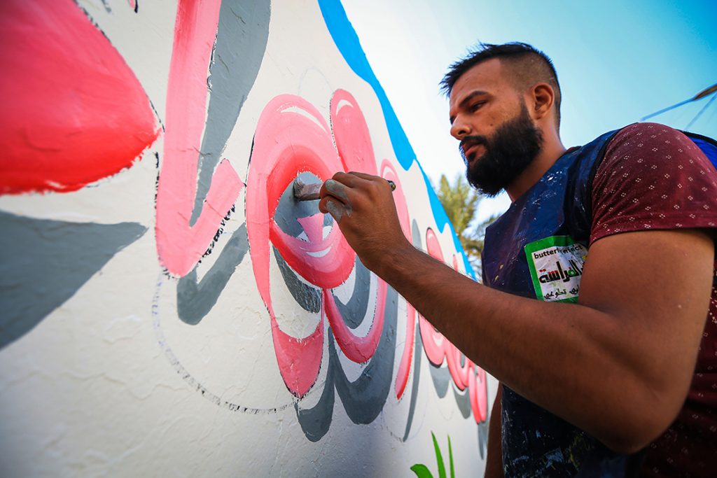 Bağdat’ın köhne sokakları gönüllü gençlerin fırçaları ile canlanıyor