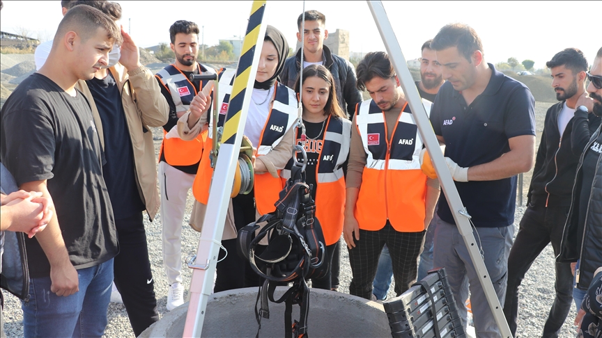 Zorlu hayat kurtarma görevlerine üniversitede hazırlanıyorlar