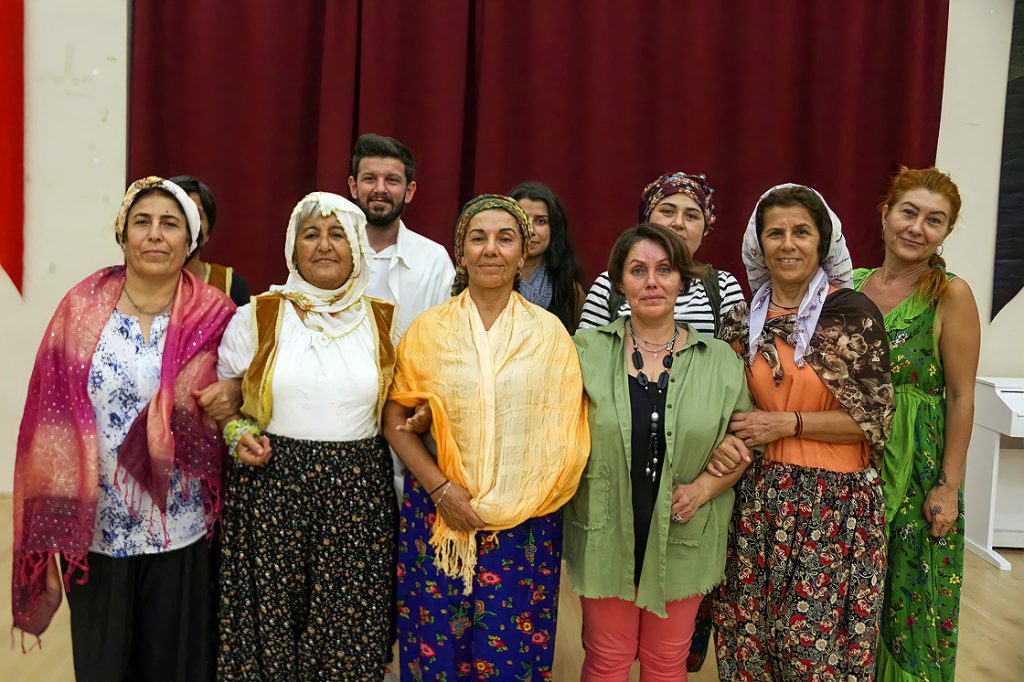 Tiyatro grubu kuran ev hanımları, kadın hikayelerini sahneye taşıyacak