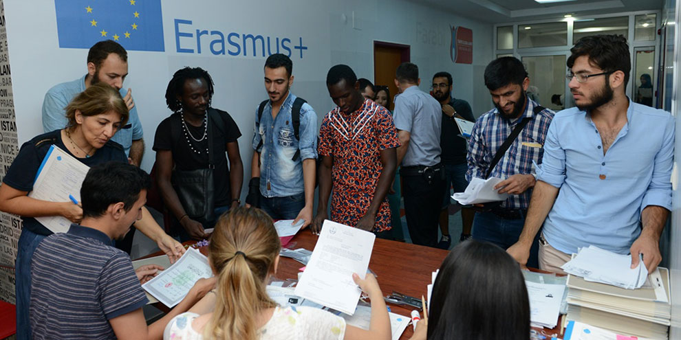 Türkiye’de tıp eğitimi vaadiyle dolandırıldığını iddia eden yabancı uyruklu gençlerden suç duyurusu