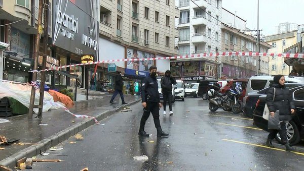 Esenyurt’ta Çatı Yoldakilerin Üzerine Uçtu! Ölü ve Yaralılar Var