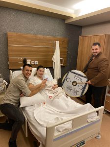 “Neşeli olsun” diye yeni doğan bebeklerinin başında davul çaldırdılar