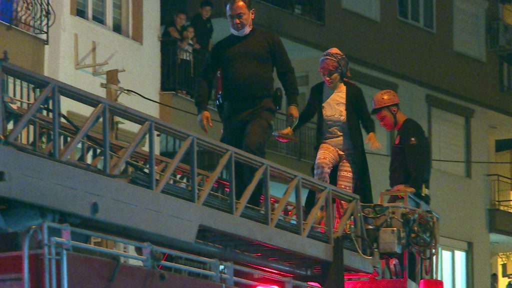 Eşinin kilitlediği kadını itfaiye ekipleri kurtardı