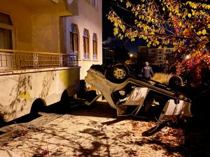 Ankara’da bahçeye devrilen otomobildeki 3 genç yaralandı