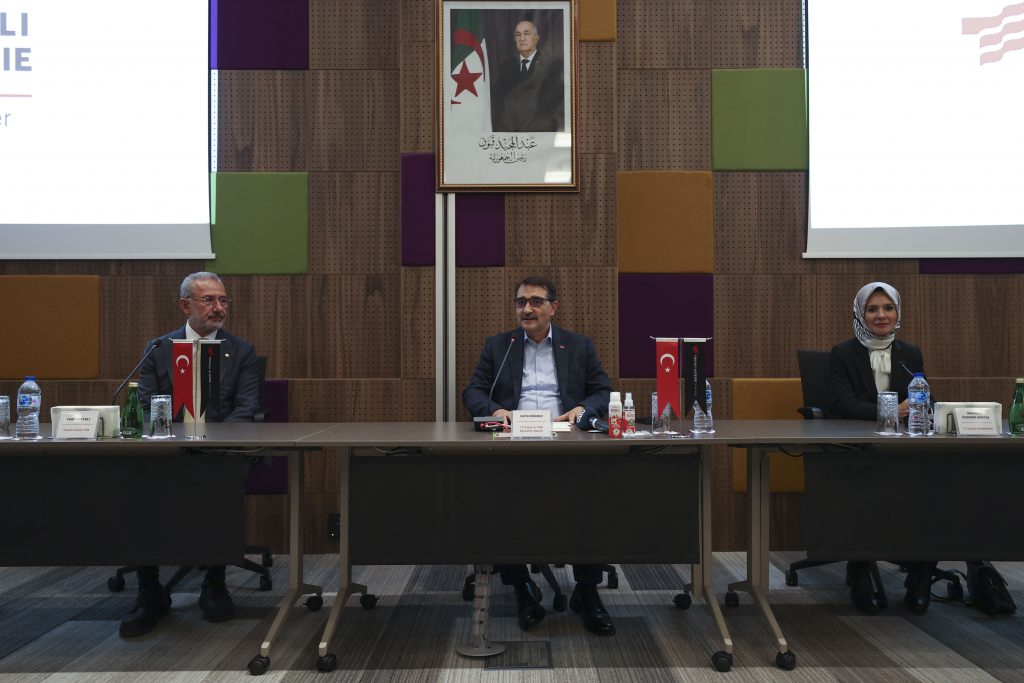 Bakan Dönmez, Cezayir’deki entegre demir çelik tesisini ziyaret etti