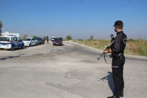 Manisa’da yapılan “Huzurlu Sokaklar ve Çocuk Uygulaması”nda aranan 15 kişi yakalandı