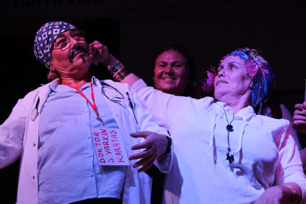 Ev hanımlarının kurduğu tiyatro grubu, ilk oyunlarını sahneleyecek