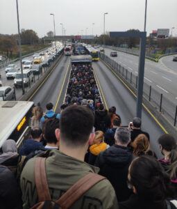 İstanbullular Çözüm Bekliyor: Altunizade Metrobüs Durağı Yine Kilit