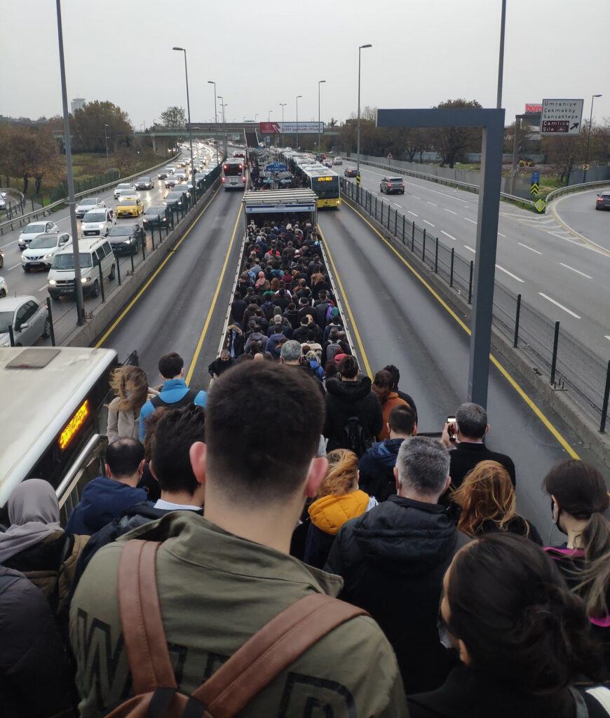 İstanbullular Çözüm Bekliyor: Altunizade Metrobüs Durağı Yine Kilit