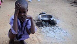 Kuraklık tarafından  tehdit edilen Somalili çocuklar