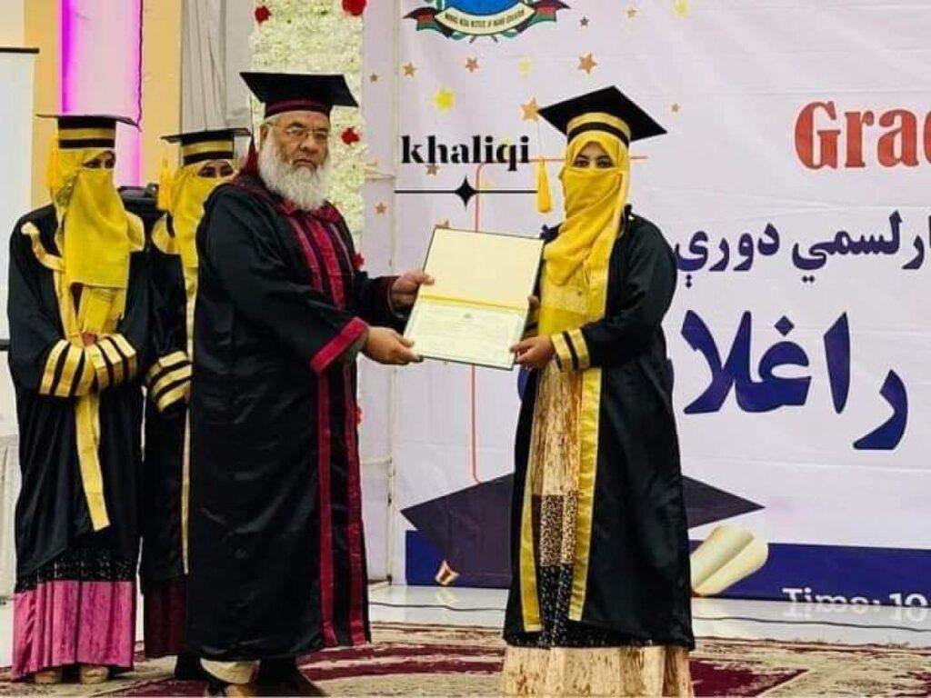 Afganistan’da Taliban Yönetiminde Diploma Alan Kız Öğrenciler!