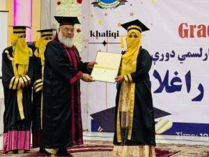 Afganistan’da Taliban Yönetiminde Diploma Alan Kız Öğrenciler!