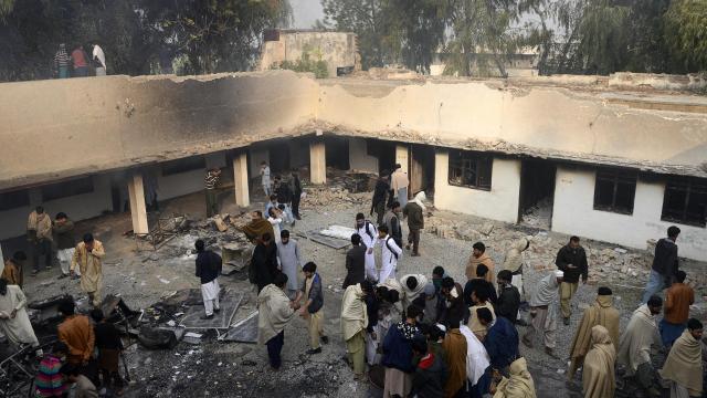 Pakistan’da Kur’an-ı Kerim’e saygısızlık, polis merkezini ateşe verildi