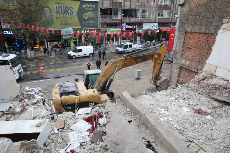 Malatya’da enkaz kaldırma çalışmaları sürüyor
