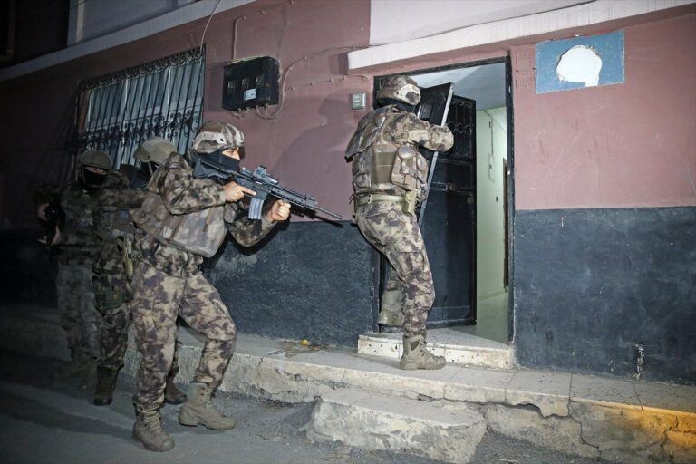 PKK/KCK soruşturmasında gözaltı kararı verilen 17 şüphelinin yakalanması için Adana’da operasyon