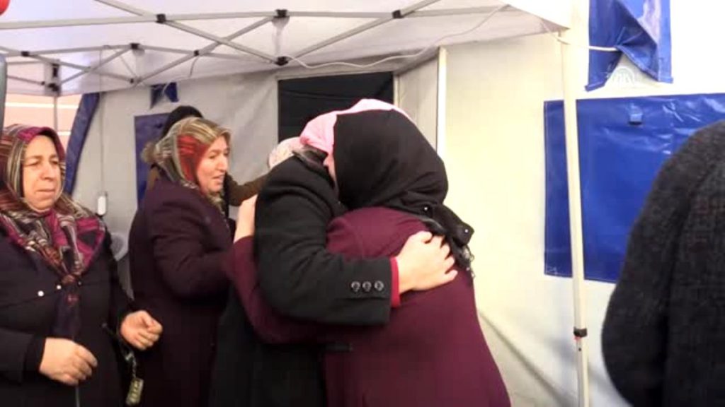 Sevincini oturma eylemi yapan annelerle paylaştı