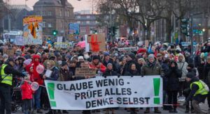 Almanya’da Aşı Karşıtlarına Sosyal Mesafe Uygulaması