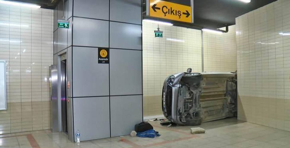 Otomobil Metro Durağına Uçtu