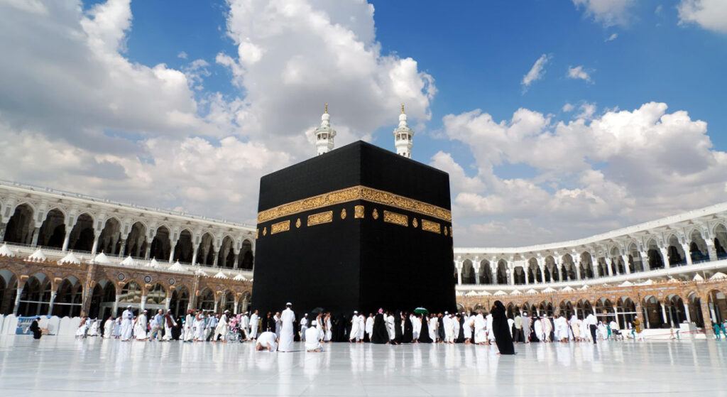 Kabe ve Mescid-i Nebevi’ye Tekrar Sosyal Mesafe Kuralı Getirildi
