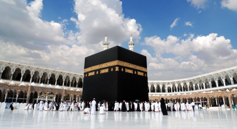 Kabe ve Mescid-i Nebevi’ye Tekrar Sosyal Mesafe Kuralı Getirildi