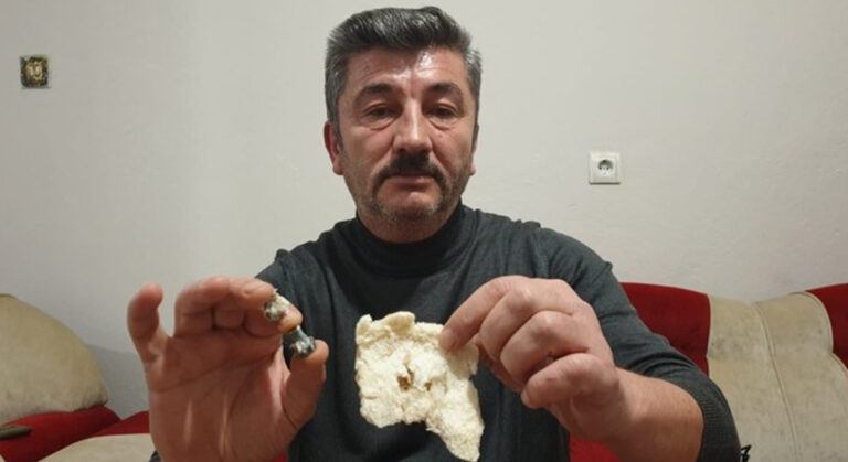 Ekmeğinden 2 Santimetrelik Çıkan Şeyi Görünce Şaşırdı