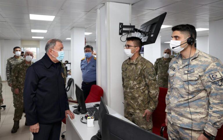 Bakan Akar, Suriye Sınır Hattında İncelemelerde Bulundu