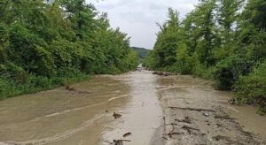 Bartın’da Nehir Yükseldi Köprü Kapatıldı