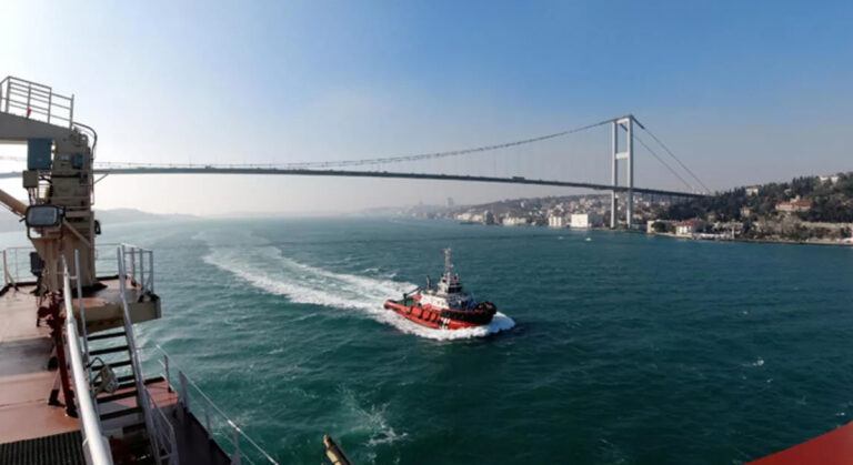 İstanbul Boğazında Trafik Durdu