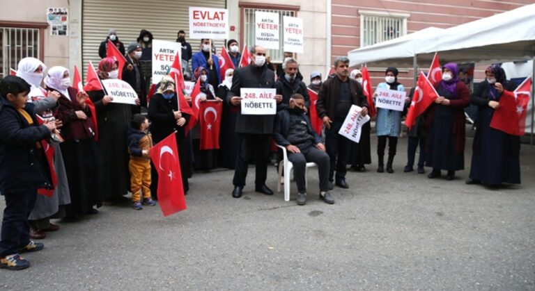 Yürekleri Dağlayan 80 Yaşındaki Baba 12 Yaşında Kaçırılan Kızı İçin Evlat Nöbetinde