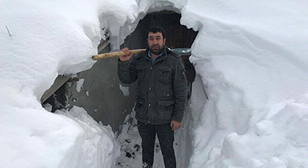 Kar 1,5 Metre Yağınca Evler ve Araçlar Kara Gömüldü