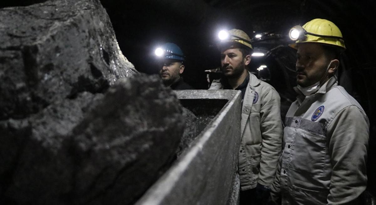 Taş Kömürünü Zor Şartlar İçinde Çıkarıyorlar