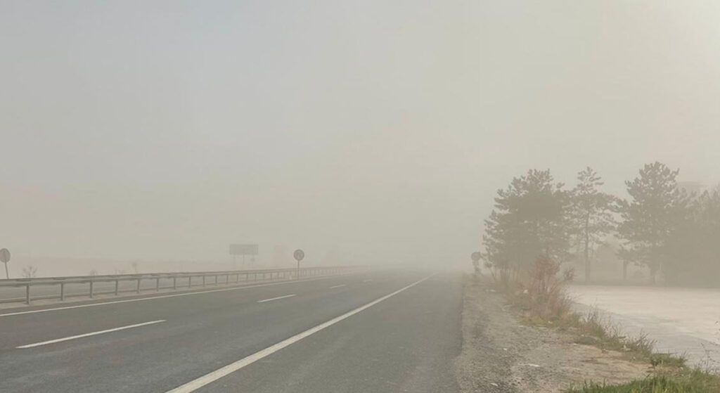 Kum Fırtınası Trafiği Alt Üst Etti