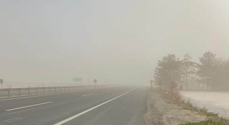 Kum Fırtınası Trafiği Alt Üst Etti