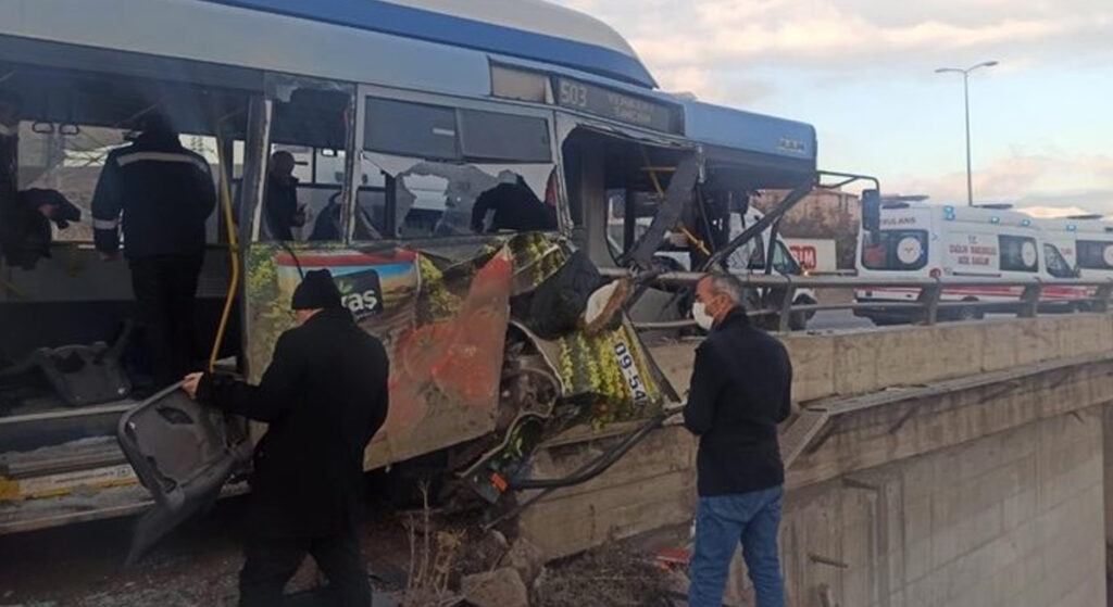 Ankara’da Korkutan Kaza! Halk Otobüsü Viyadükteki Korkuluklara Çarptı