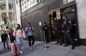 ABD’nin Kaliforniya Eyaletinde Mağazalar Kendi Güvenlik Önlemini Aldı