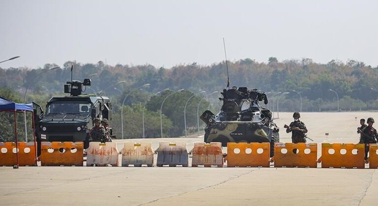 Myanmar Ordusunundan Yüzlerce Kişi Tayland’a Kaçtı