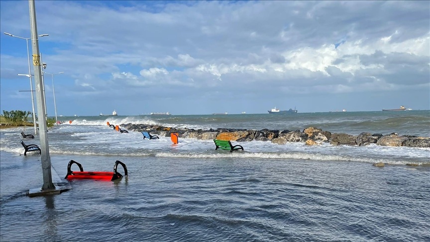Hatay’da Kuvvetli Fırtına Nedeniyle Deniz Taştı