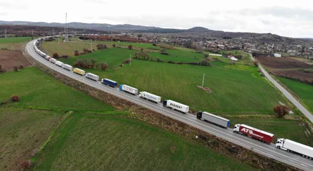 Sınır Kapısı’nda Kilometrelerce Araç Kuyruğu