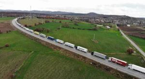 Sınır Kapısı’nda Kilometrelerce Araç Kuyruğu