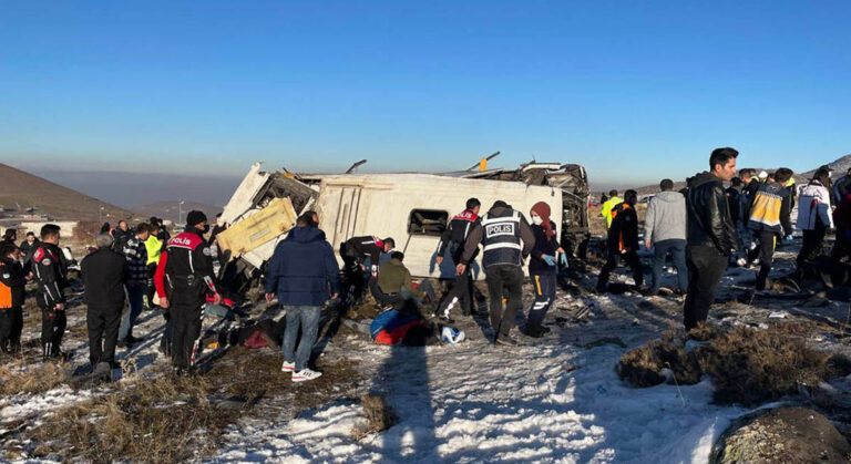 Kayseri’de Öğrencileri Taşıyan Midibüs Devrildi