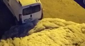 Pendik’te Tedirgin Eden Görüntü: Rögardan Çıkan Köpük Caddeyi Kapladı