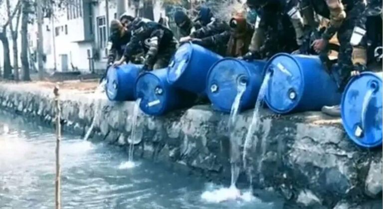 Afganistan’da Taliban İstihbaratı 3 Ton İçkiyi Kabil Nehri’ne Döktü
