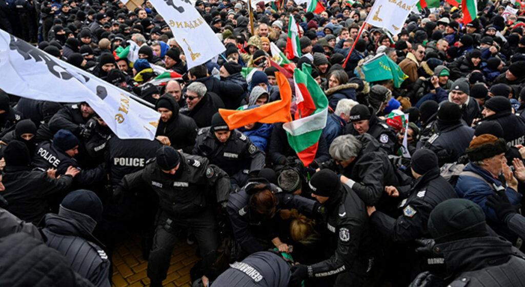 Bulgaristan’da Aşı Karşıtları Parlamentoyu Bastı!