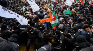 Bulgaristan’da Aşı Karşıtları Parlamentoyu Bastı!