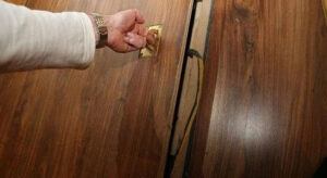 Kapıdan İçeri Giren Adam Gördükleri Karşısında Şoke Oldu!