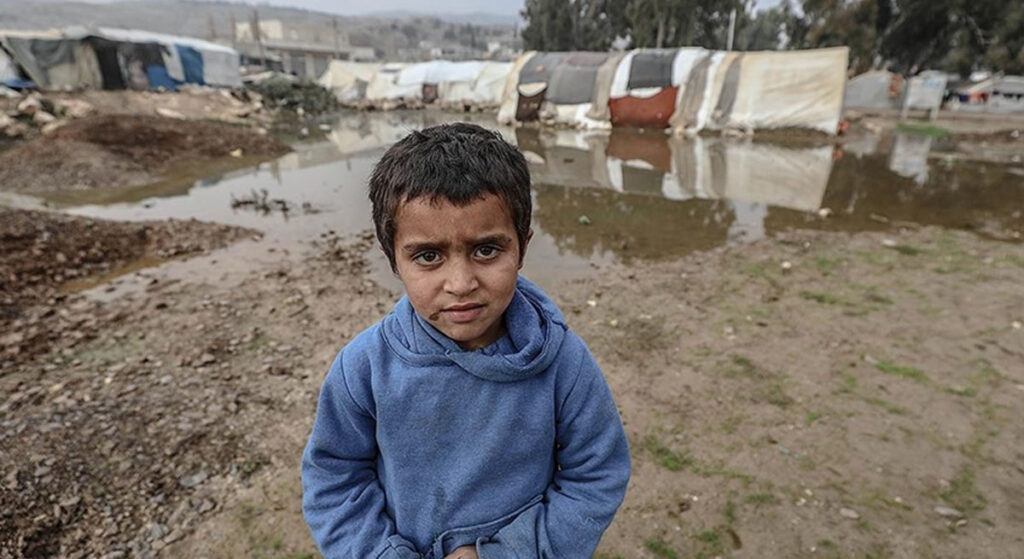 İdlib’deki Kamplarda Lağım Suları Hastalık Saçıyor