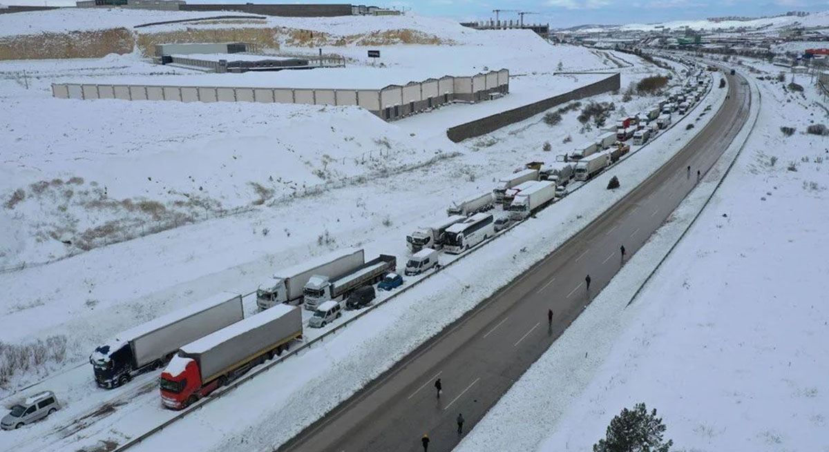 Gaziantep Valisi: Mahsur Kalan 900 Araç Var!